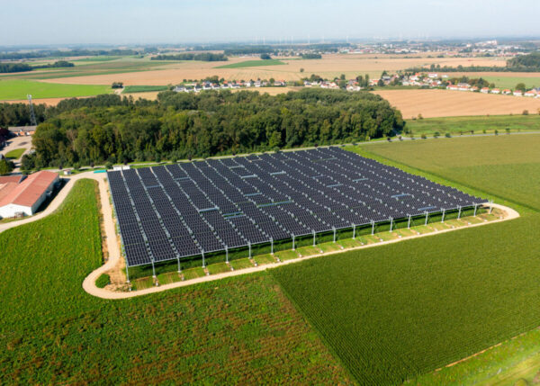 instalação agrovoltaica com sistema de irrigação