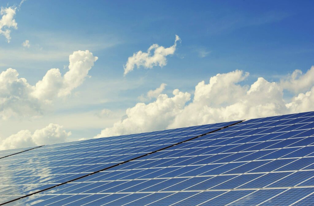 Energia solar reduz cerca de 640 toneladas de CO₂ em Minas Gerais