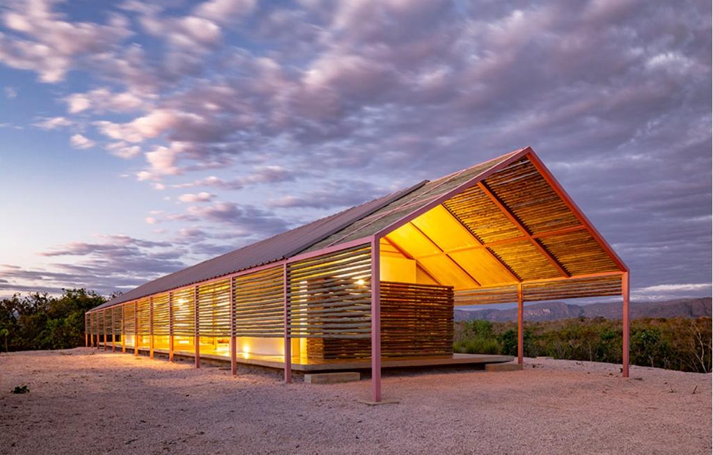 Sistema off-grid com armazenamento abastece casa de campo há mais de cinco anos